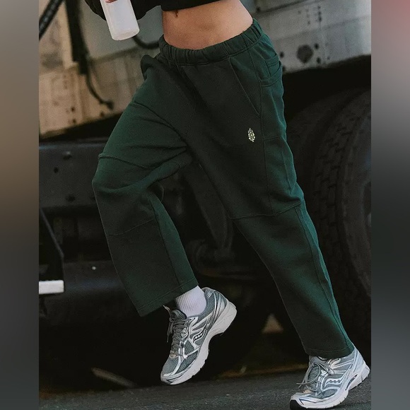 NWT FP Movement Top Score Barrel Pants | Evergreen | Size XS - Picture 3 of 9